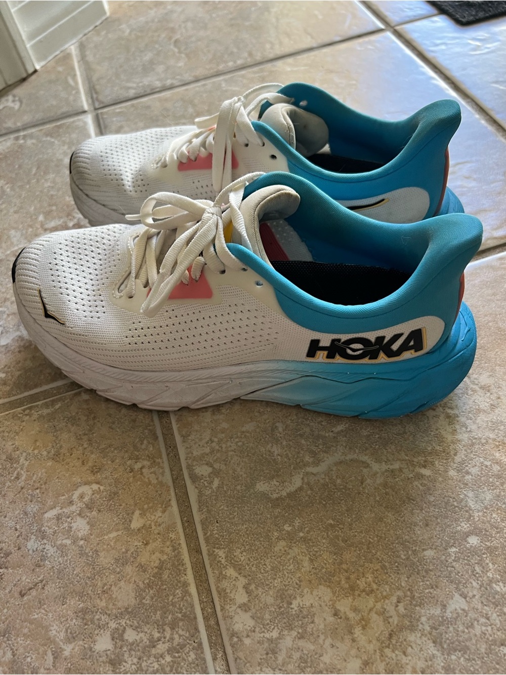 HOKA white & Blue Arahi 7 Running Shoes—great condition!